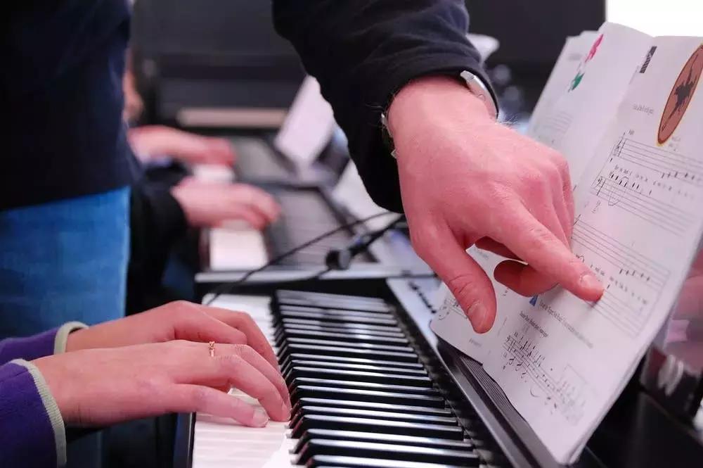 Come i libri ti aiutano a studiare, gli accessori per il piano ti aiutano a migliorare. 