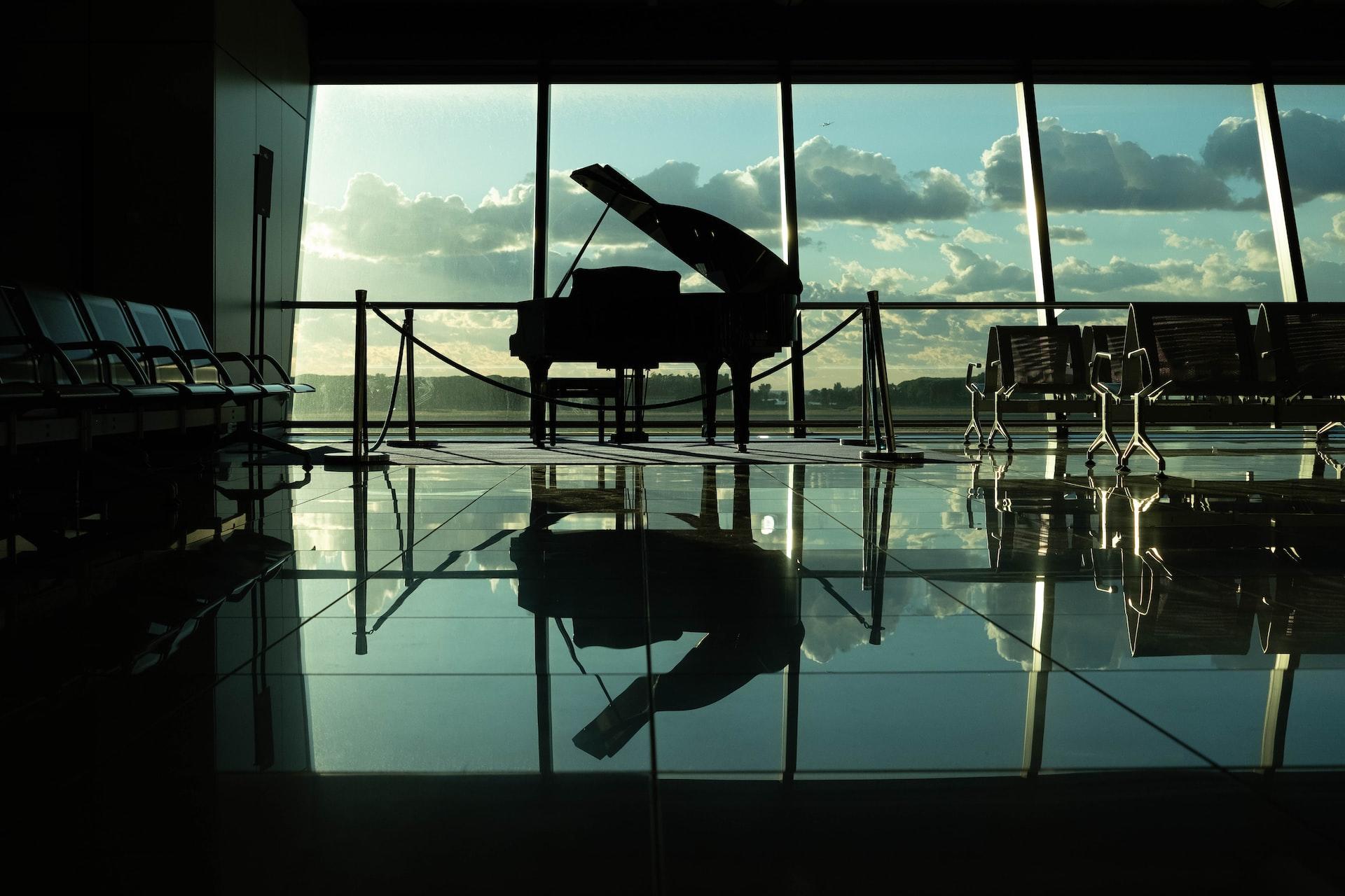 Pianoforte nella hall di un aeroporto.