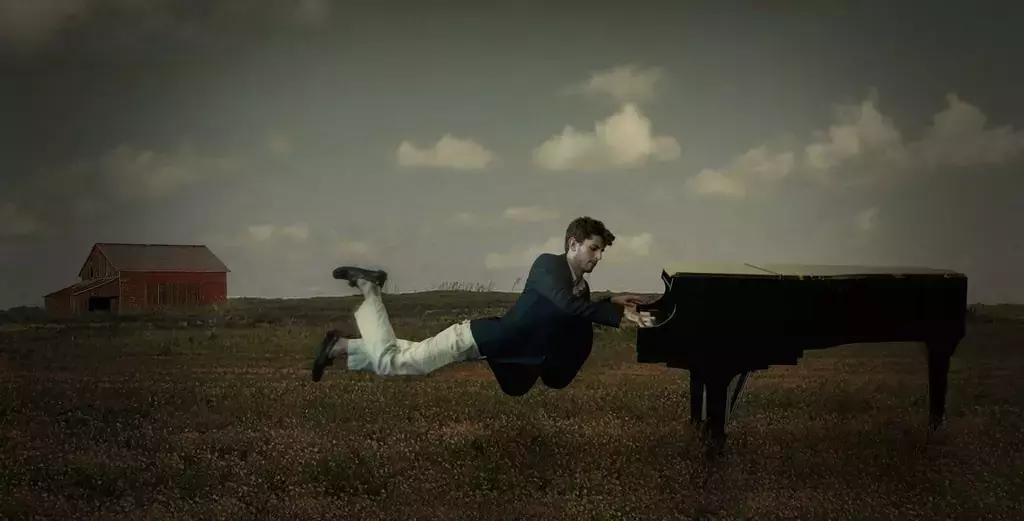 Forse non esiste il pianoforte ideale, ma in base ai tuoi obiettivi, al tuo budget a ai tuoi gusti puoi farti aiutare dal tuo insegnante di musica e trovare lo strumento più adatto a te.