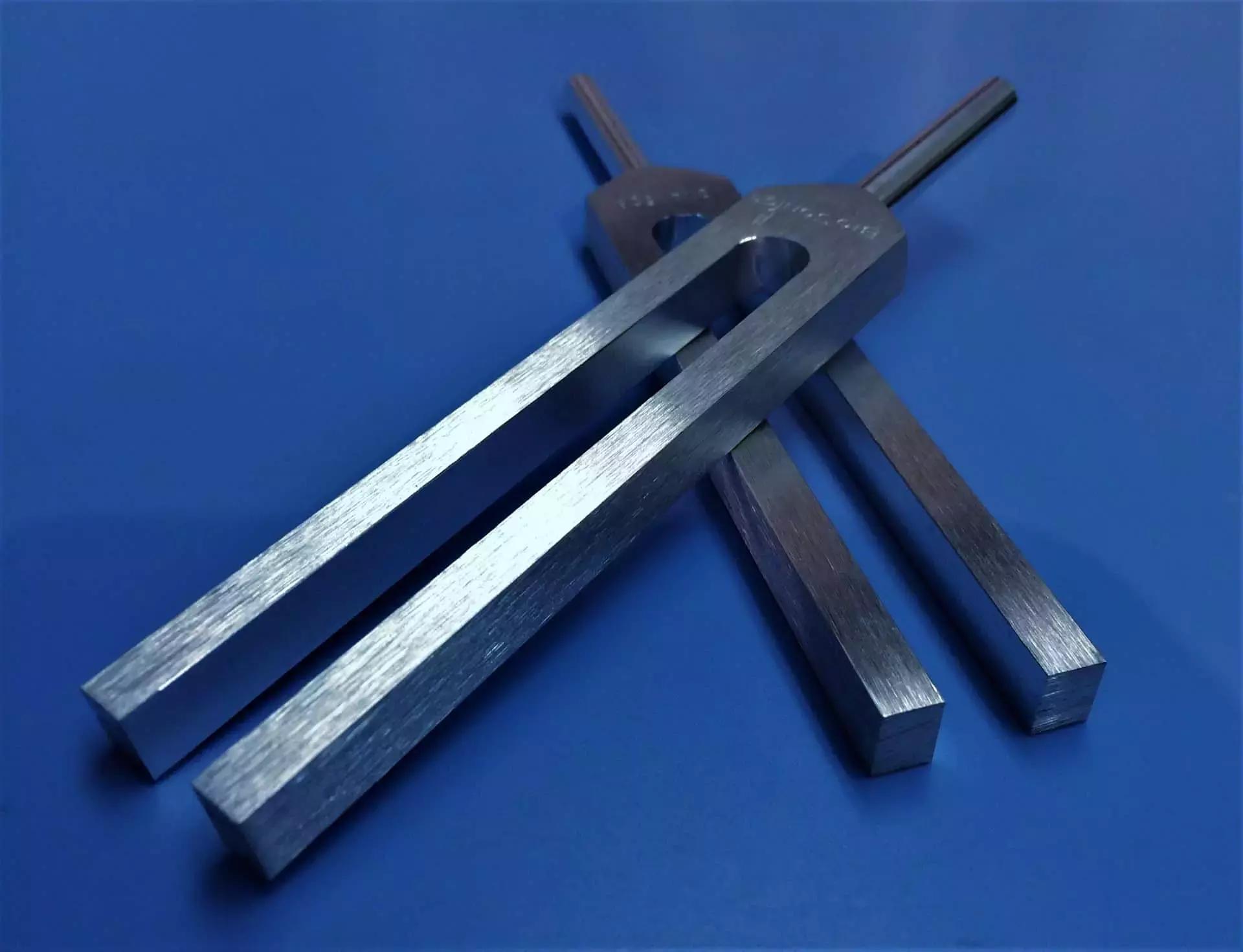 Come per ogni strumento musicale, anche l'accordatura del piano serve il diapason.