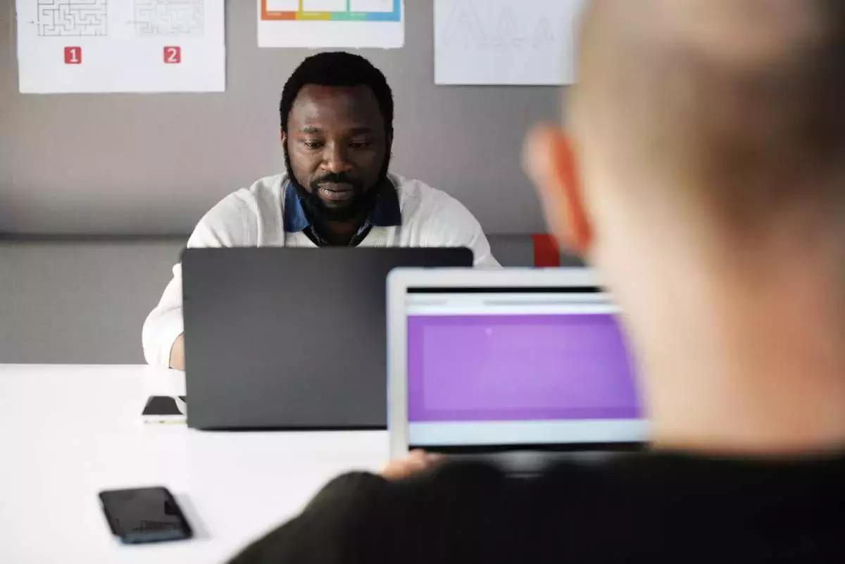 Poiché la mancanza di un diploma può influenzare negativamente le tariffe di un insegnante privato, si possono seguire corsi per ottenere una certificazione prima di candidarsi come professore.