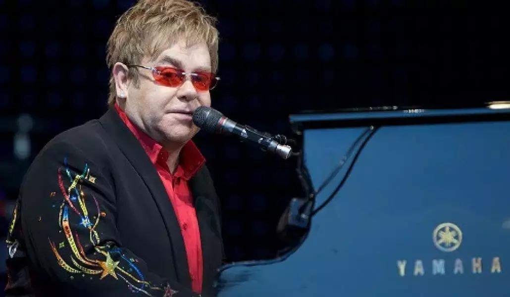 Elton John è conosciuto in tutto il mondo per le sue melodie composte al pianoforte!