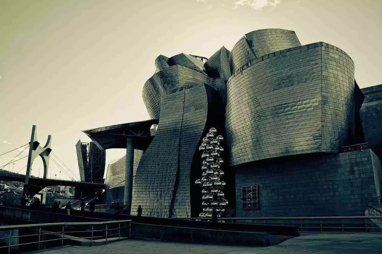 Bilbao fa parte dei paesi Baschi, una cultura all'interno della cultura spagnola. Una realtà da conoscere di persona.