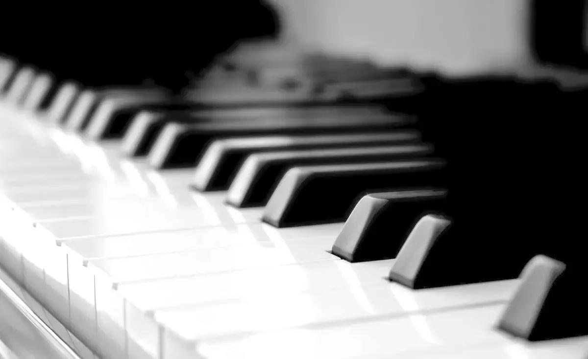 La melodia ti lascia libero di esprimerti con il piano e si basa sempre sulla tua cultura musicale. 