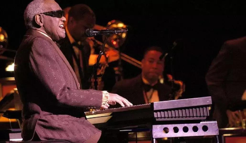 Un'icona musicale del pianoforte, Ray Charles!