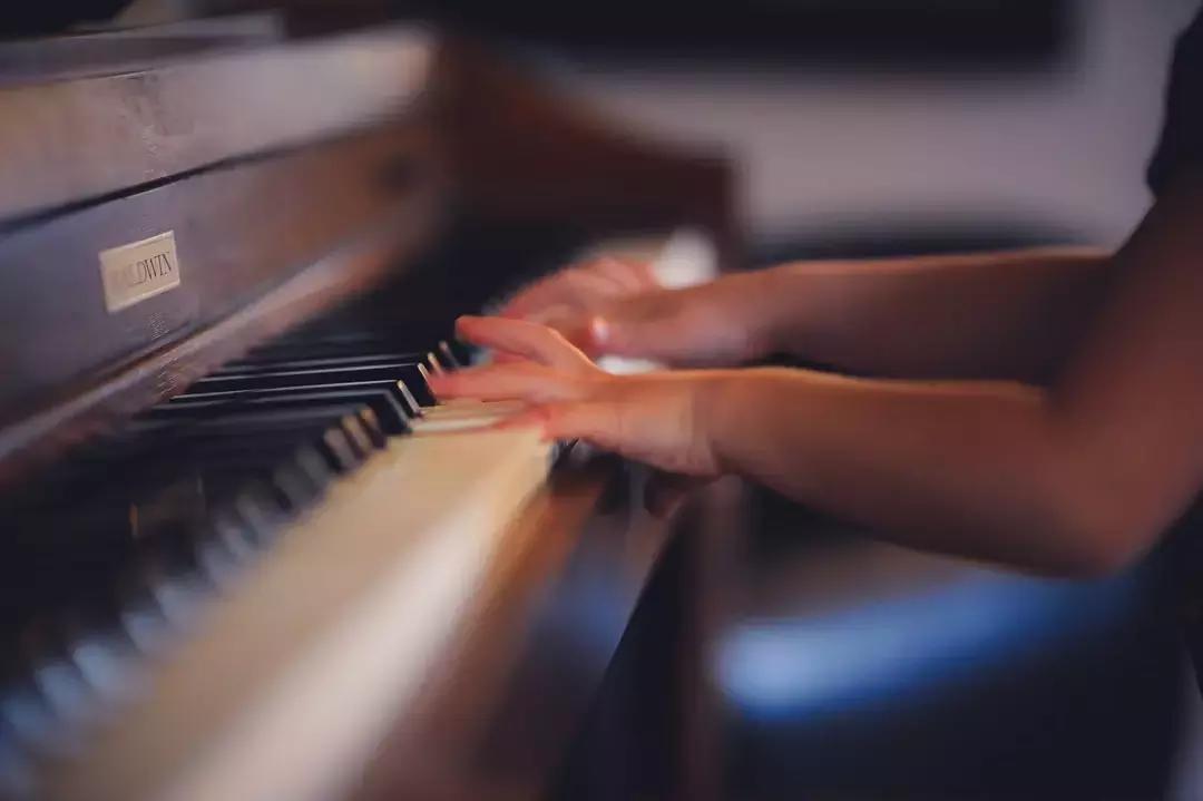Se prendi lezioni di piano non devi per forza comprare un pianoforte a coda, puoi sempre cominciare con un piano digitale oppure con una tastiera.