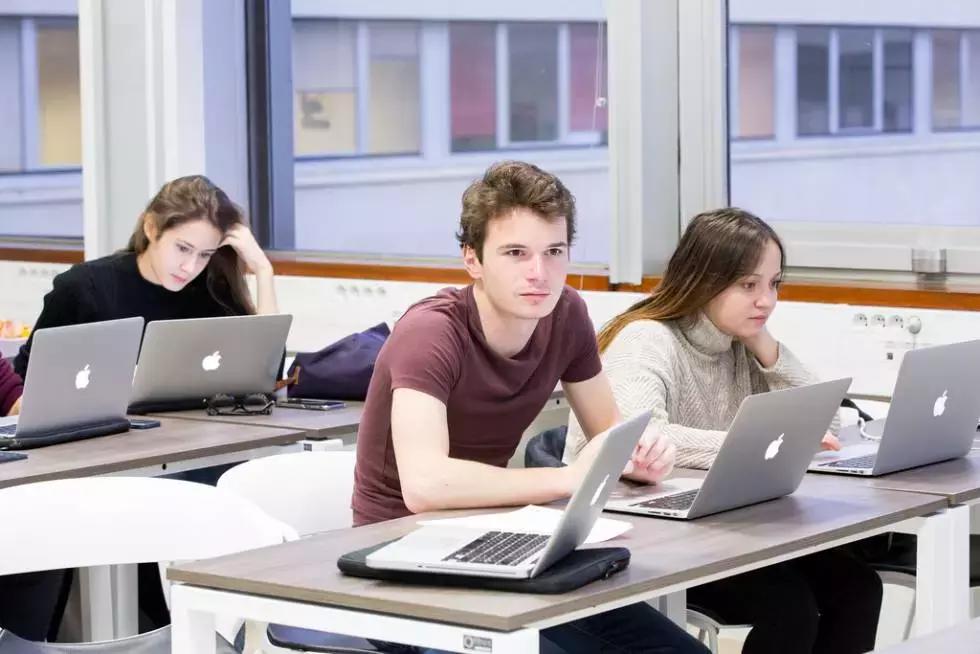 Per trarre tutti i vantaggi da un corso di informatica, ci sono alcune istruzioni per l'uso che può essere utile seguire. Vediamo insieme preziosi consigli per tutti gli allievi.