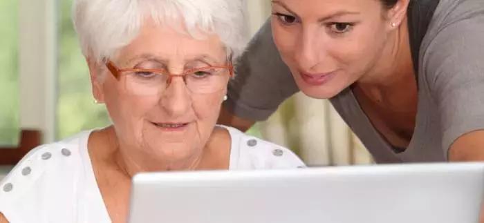 Perché non costringere tuo padre / tua madre a imparare le tecniche del computer in modo che sia più indipendente?