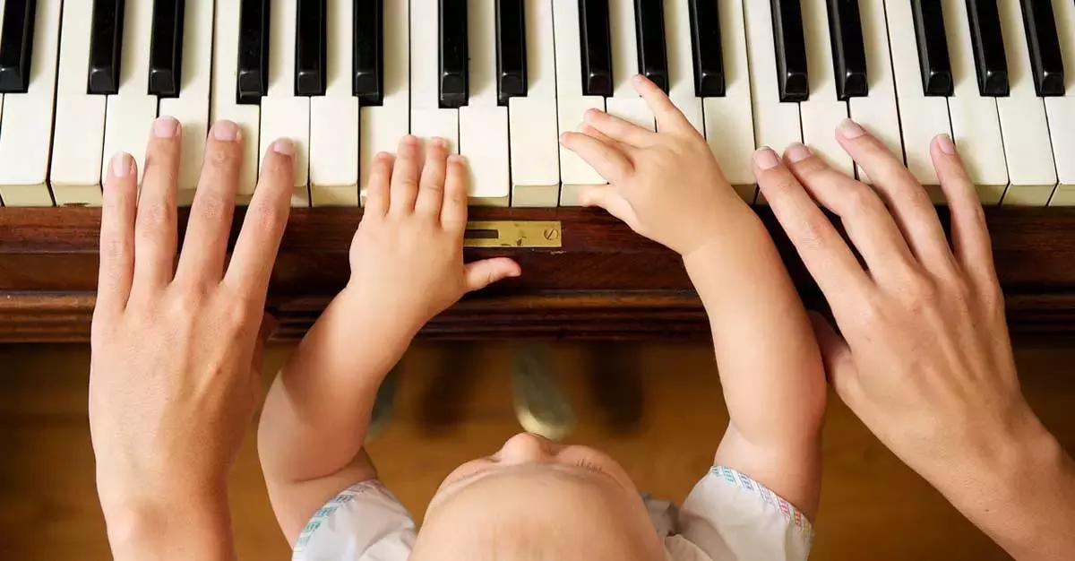 La scienza dice che i bambini apprendono molto più velocemente degli adulti. Ecco perché è una buona idea avvicinarli fin da subito alla musica e al solfeggio.