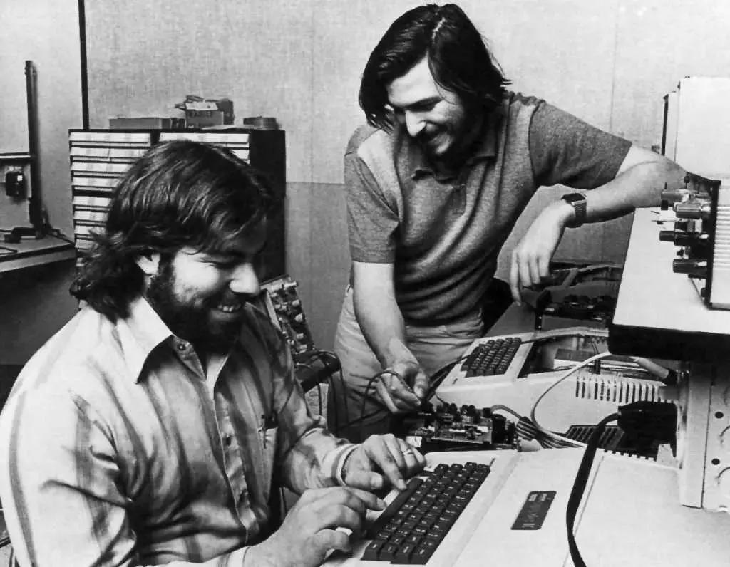 Se oggi Apple esiste ed è quello che è, lo si deve anche a chi ha compiuto materialmente il primo passo.