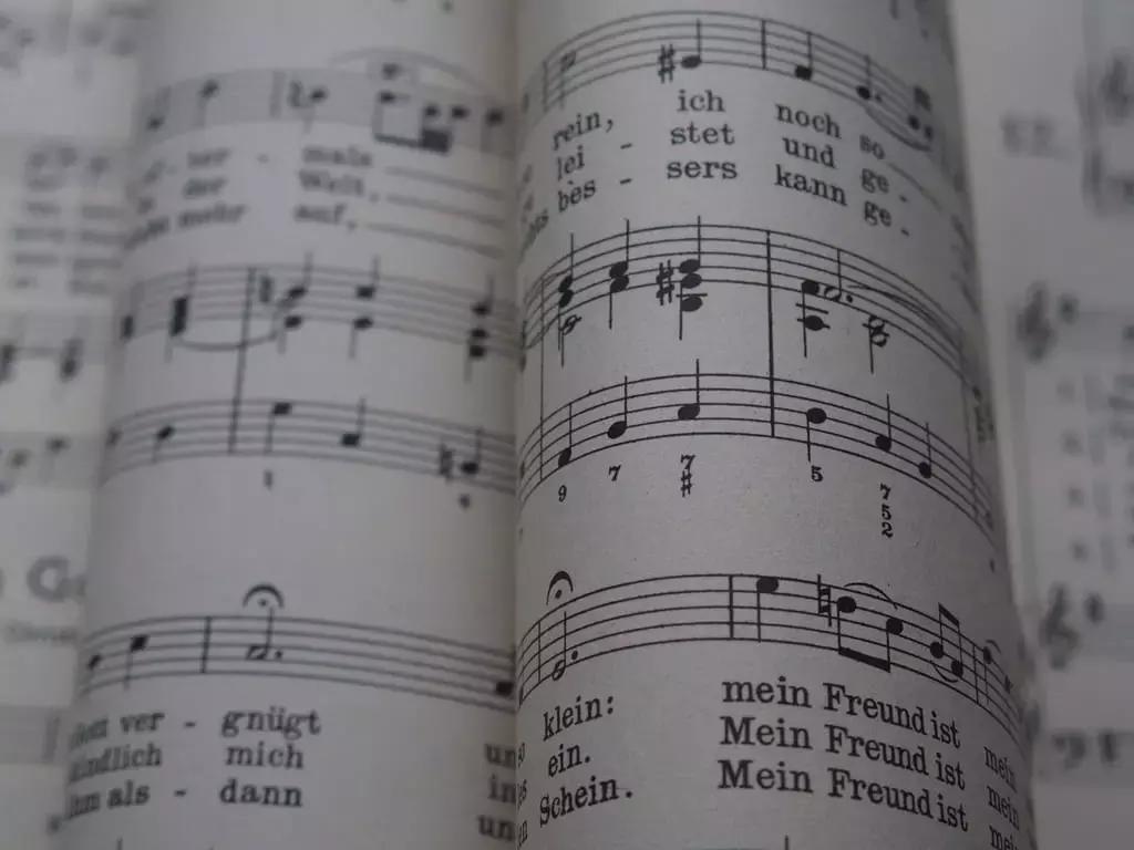 Per imparare a suonare il piano devi seguire delle lezioni di solfeggio con il tuo insegnante di musica. 