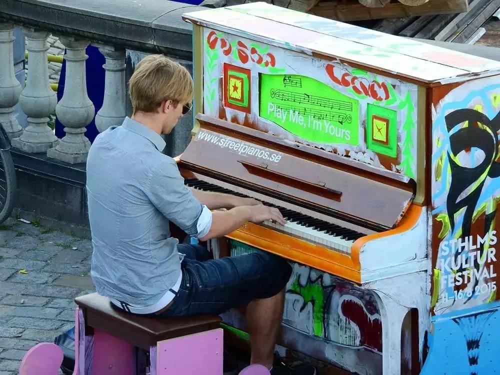 Puoi fare esercizi al pianoforte ovunque, grazie alla tastiera o al piano digitale. 