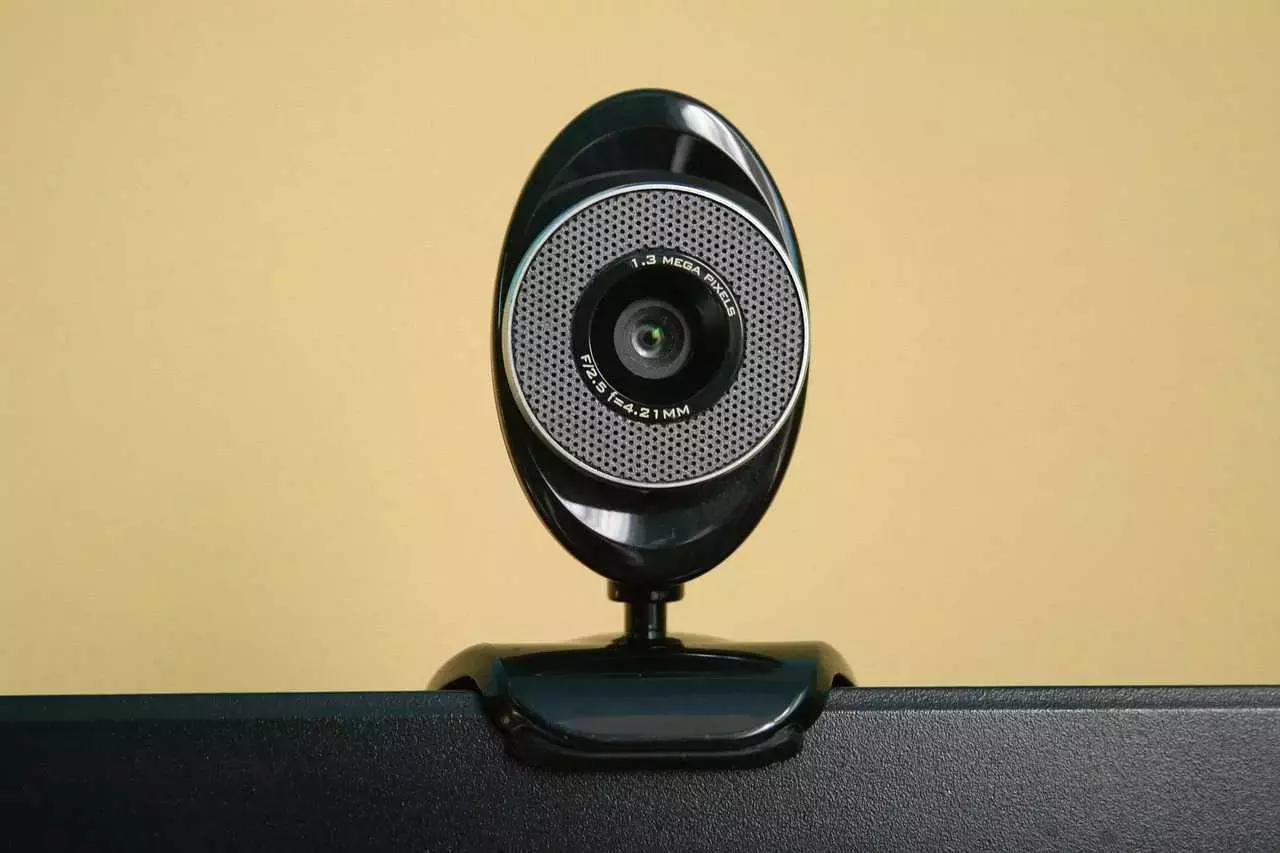 Ma non è stato sempre così: per anni è stato necessario dotarsi di una camera aggiuntiva da collegare tramite cavo usb.
