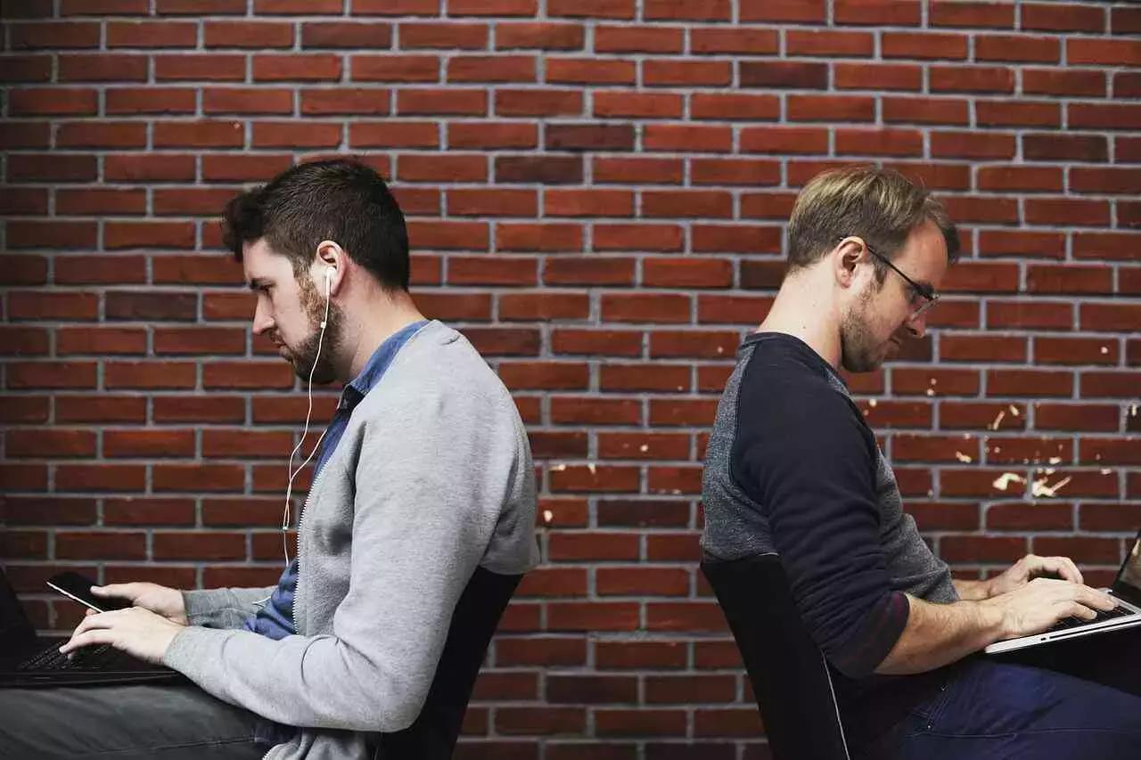 Il primo modo per accaparrarsi clienti è quello di cercare interessati nel proprio entourage. Poi, il passaparola farà il resto! Amici e parenti sono un'ottima referenza.