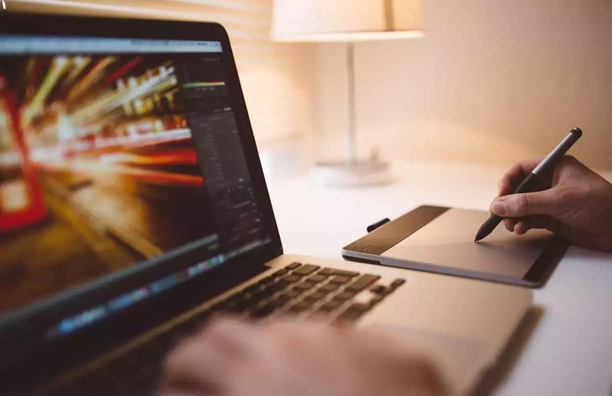 Se si hanno particolari competenze nel web design, è bene metterle a frutto per curare il proprio sito internet e mostrare fin da subito quanto si è capaci di fare.