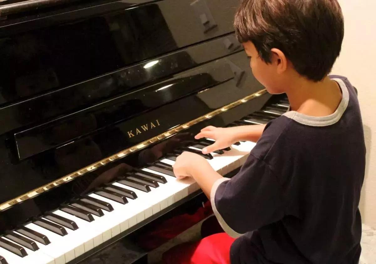 Lo studio del piano aumenta le capacità cognitive e relazionali dei bambini. 