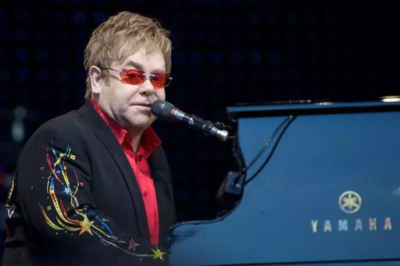 Ci sono cantanti che utilizzano da sempre il piano come loro strumento d'elezione. Un grande esempio è rappresentato da Elton John, che non se ne separa mai.