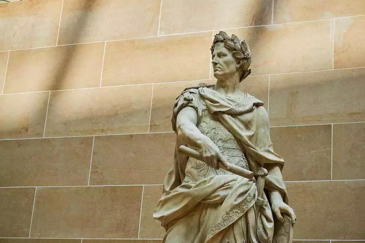 Cesare prima, e altri imperatori dopo, hanno diffuso la romanità nel mondo e la cultura e lingue latine tra i popoli sottomessi.