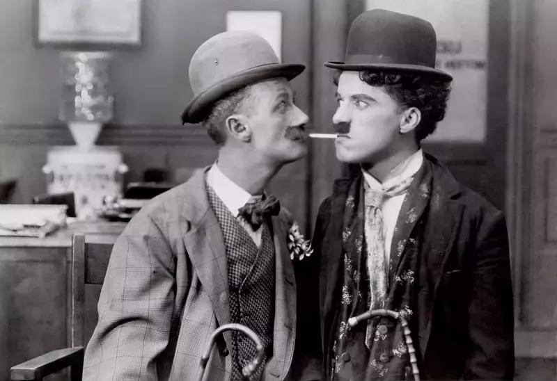 Sono moltissimi gli artisti, famosi in campi diversi da quello musicale, che suonano il pianoforte. Charlie Chaplin ne è un esempio.