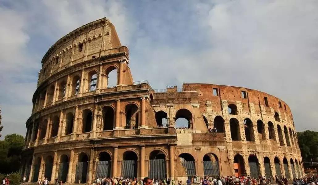Il Colosseo di Roma, inaugurato nell'anno 80 da Tito!
