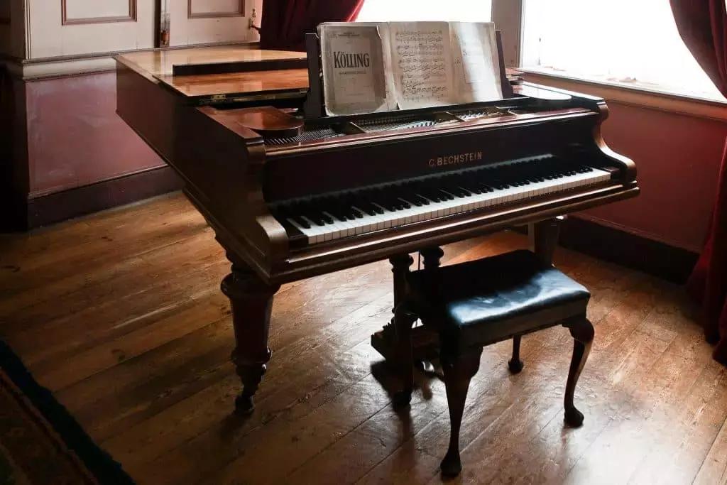 Imparare la tecnica del solfeggio è la base per lo studio di ogni strumento musicale, ecco perché il tuo insegnante di piano ti fa fare degli esercizi per decifrare il linguaggio della musica a partire dalle basi della teoria musicale.