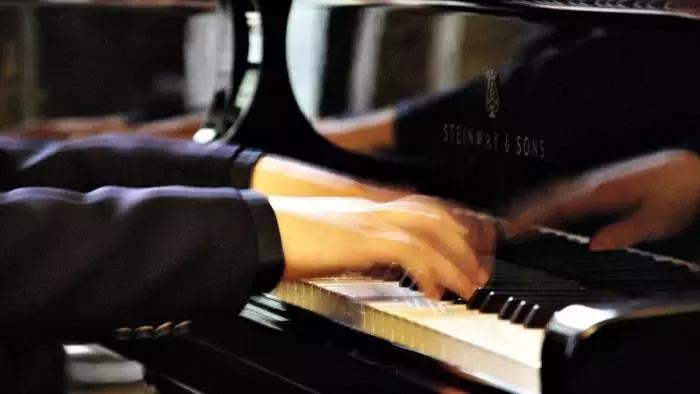 Lo studio del piano a coda può a volte risultare difficile e noioso. Importante è invece perseverare e non mollare mai e saper aspettare con pazienza il proprio momento di gloria.