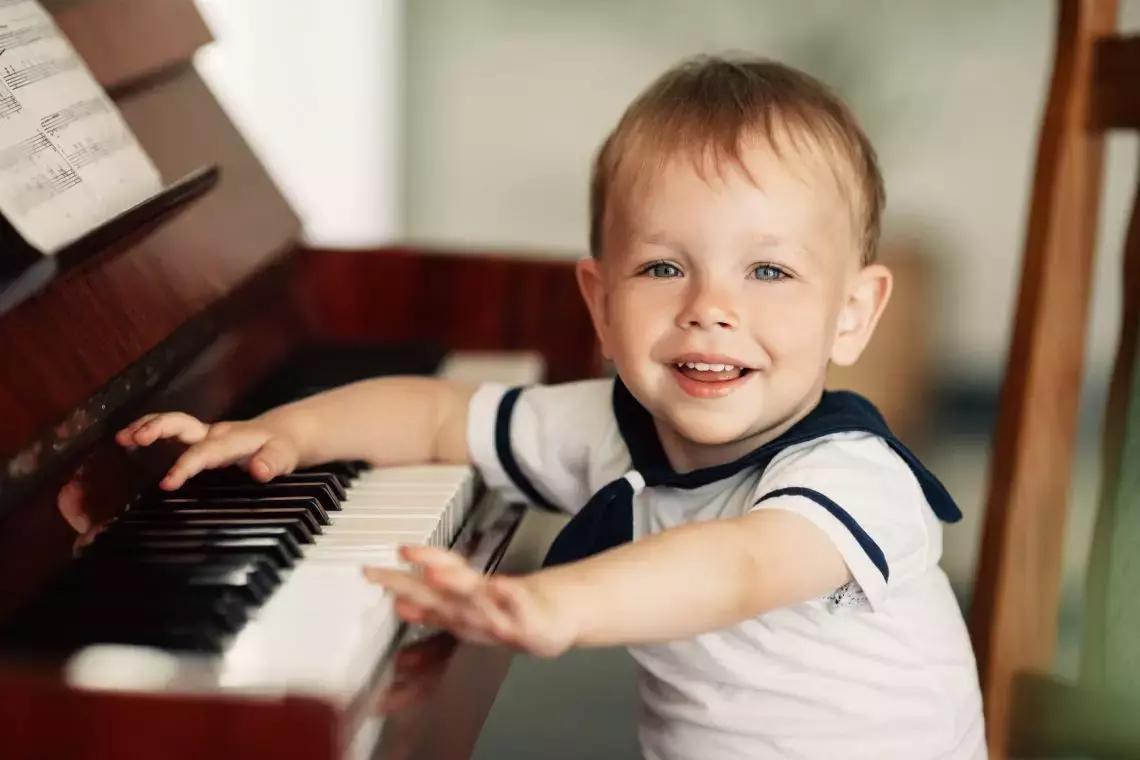 Molte associazioni offrono lezioni di piano per bambini a Roma.