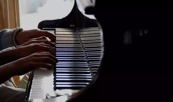 Per essere un buon insegnante di pianoforte, devi sapere come metterti al livello degli studenti.