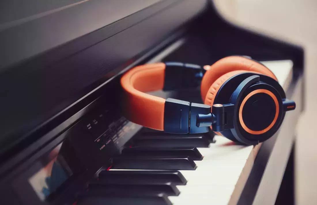 Controllare sempre che ci siano le uscite per le cuffie quando si acquista un piano digitale è un'ottima strategia: pochi accessori, ma utili davvero!