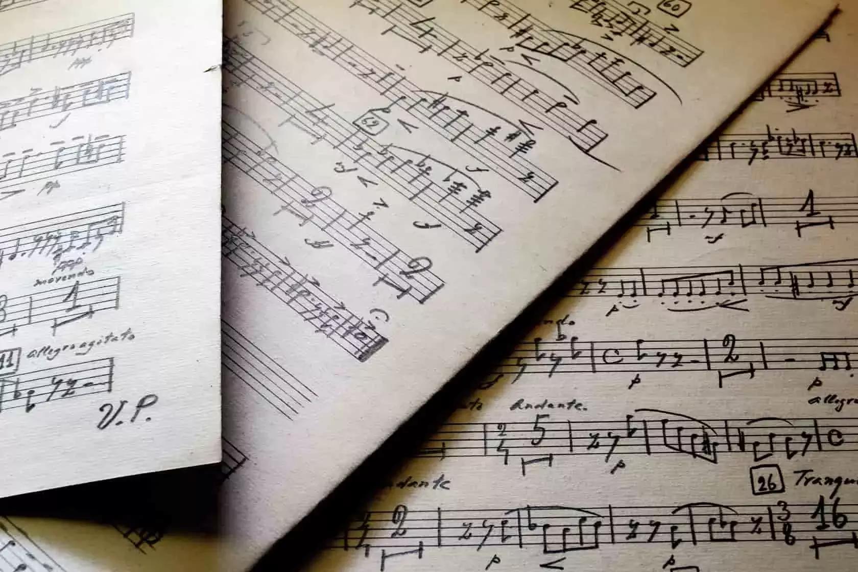 Puoi trovare i tuoi spartiti per piano online, in un negozio di musica oppure da rivenditori usati, l'importante è che ci siano pentagrammi doppi e tutte le informazioni per suonare un pezzo correttamente.