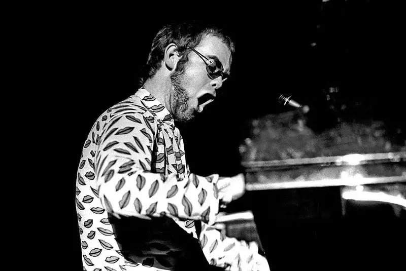 Tra gli artisti più amati dai giovani, Elton John, che regala sempre performance grandiose con il suo pianoforte.