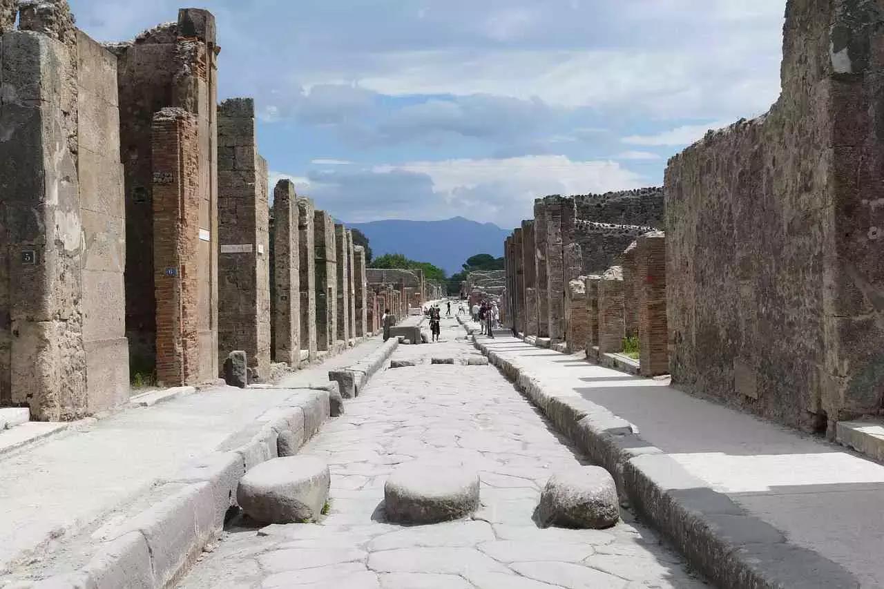 A Pompei gli archeologi hanno trovato una città nell’atto di vivere la propria quotidianità: case, vicoli, persone, animali. Tutto si può ammirare come allora, o quasi.