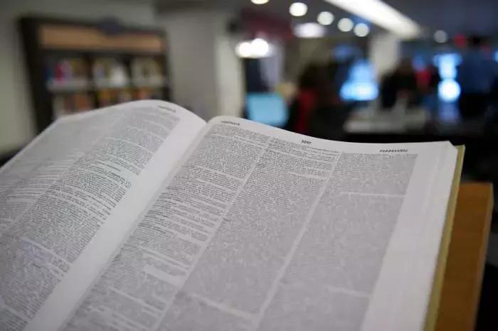 Per poter fare le versioni di latino devi assolutamente procurarti un dizionario!