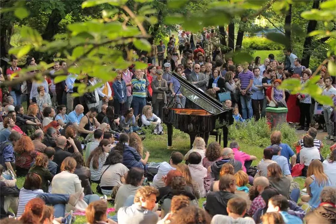 A Milano trovi una vasta offerta di lezioni di piano da parte di insegnanti privati, scuole di musica e la formazione universitaria del conservatorio.