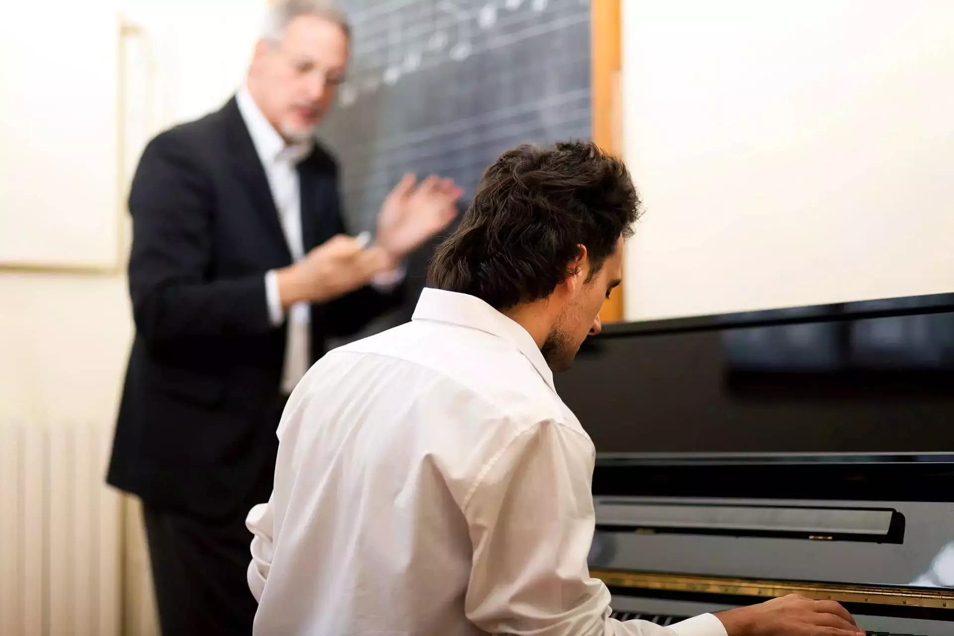 Contatta subito un insegnante di piano per imparare a suonare il tuo cordofono preferito. 