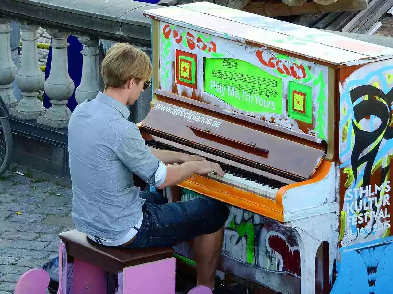 Sarebbe sicuramente un ottimo metodo per riuscire a calarti per un’ora nei panni di un professionista del piano.
