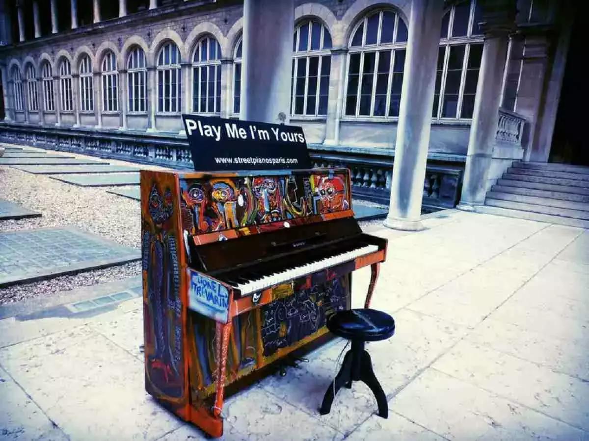 Esistono diversi metodi che ti permetteranno di suonare, comporre e interpretare i brani musicali al piano senza utilizzare lo spartito.