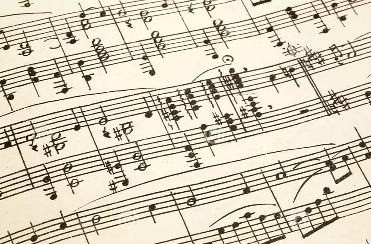 Prima di suonare un brano al piano devi averne una visione di insieme, capire ritmo e melodia e se non sai leggere le note è meglio cominciare con delle lezioni di pianoforte.