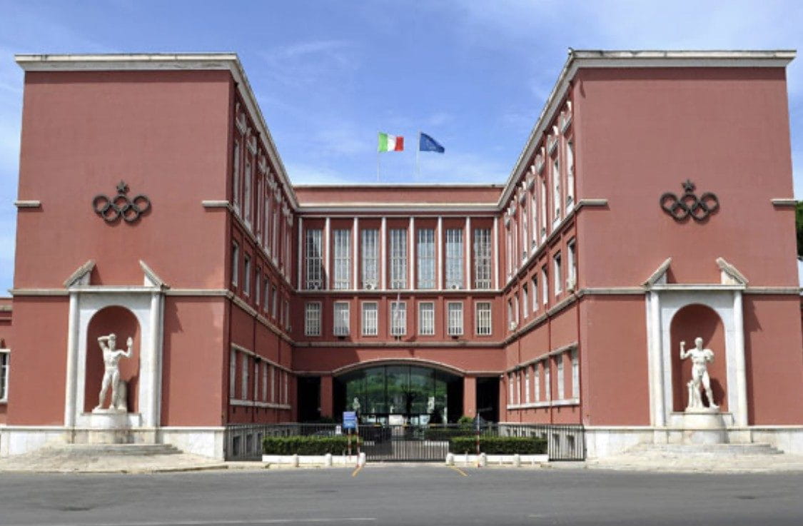 Esistono molti modi per diventare personal trainer perché la legge ancora non ha inquadrato questa figura professionale.