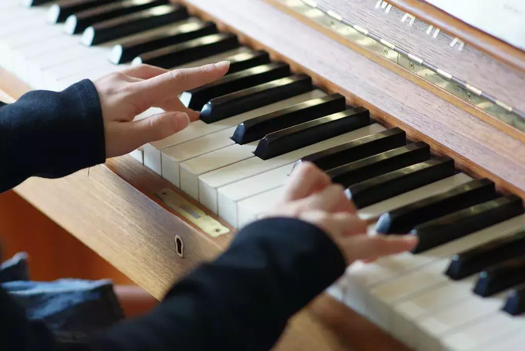 Integrare un allenamento per pianoforte superiore per insegnare la sua passione.