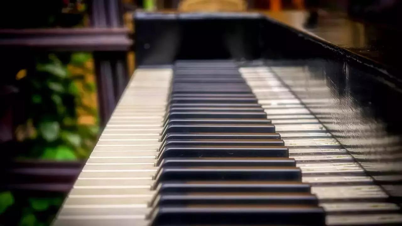 Lo studio del piano migliora le tue capacità cognitive e ti porta molti altri benefici personali e sociali. 