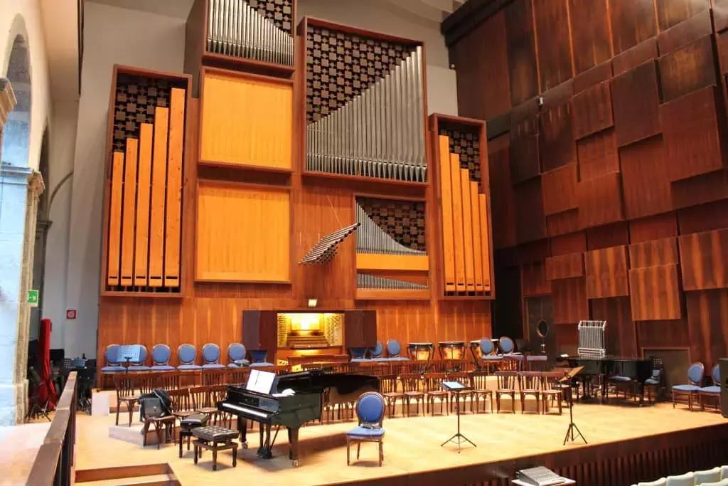 Studiare piano al conservatorio significa acquisire un titolo di studi di grado universitario. 
