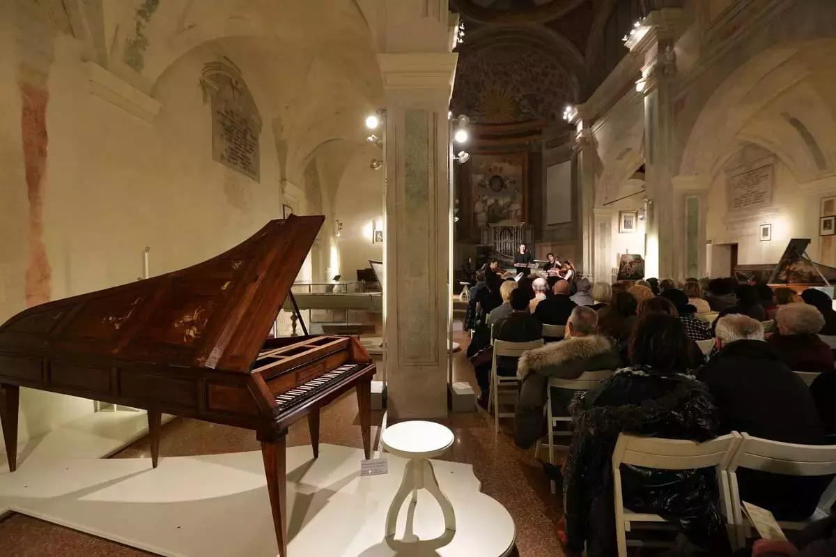 Chi studia piano al conservatorio vuole diventare un professionista. 