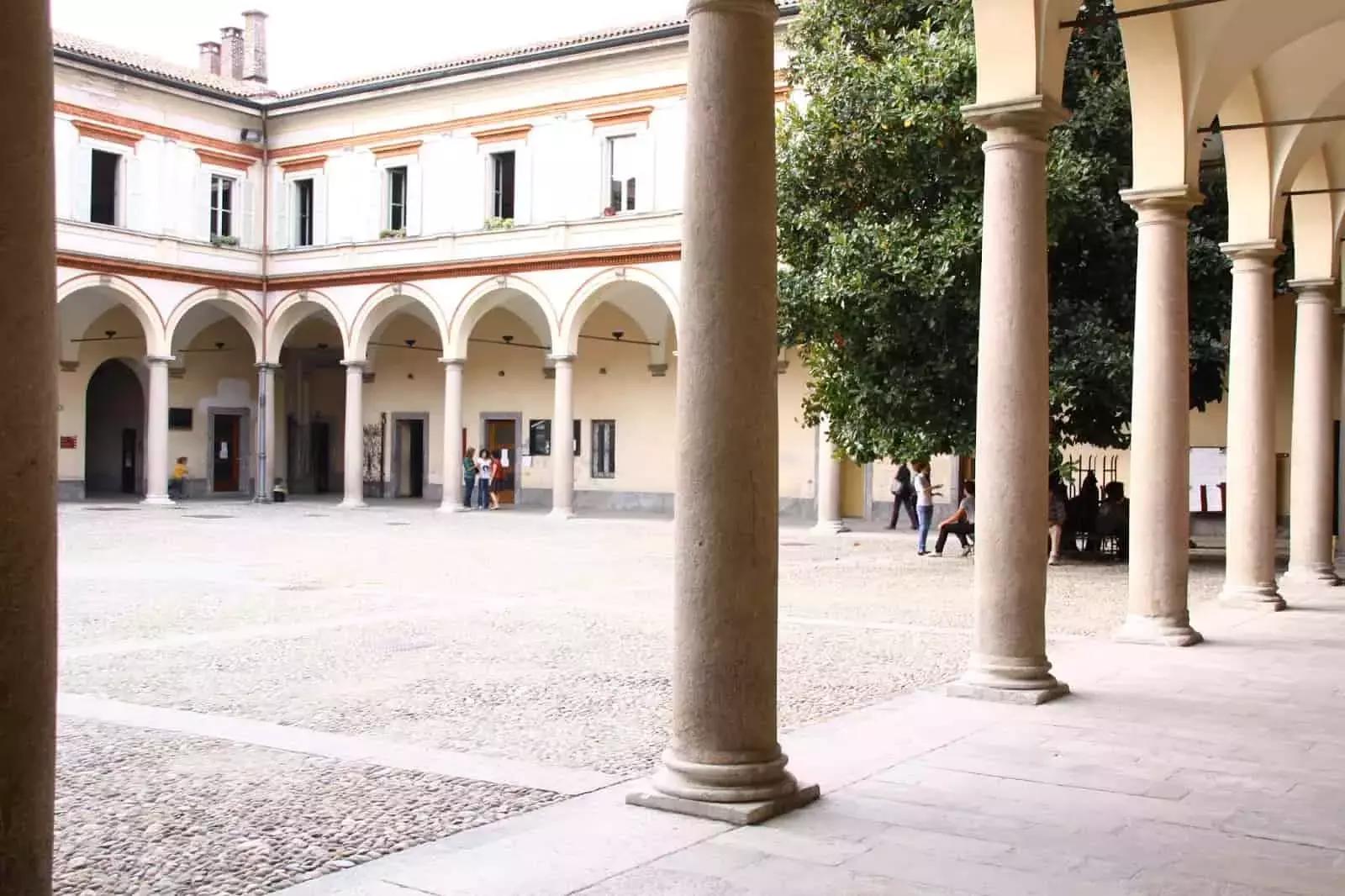 Chi vuole diventare un pianista professionista a Milano deve seguire la strada del Conservatorio. 