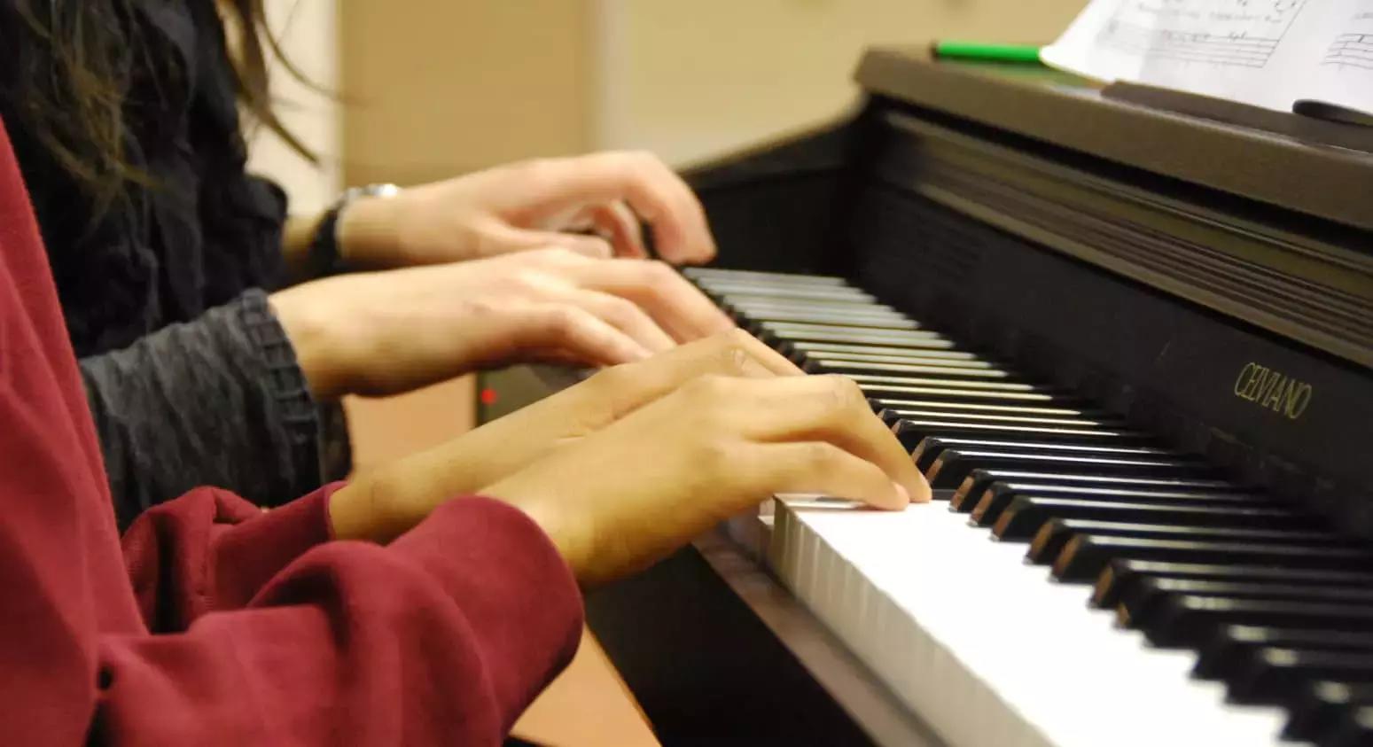 Un insegnante di piano a domicilio ti corregge e ti aiuta ad assumere una buona postura, oltre a insegnarti a suonare il tuo strumento. 