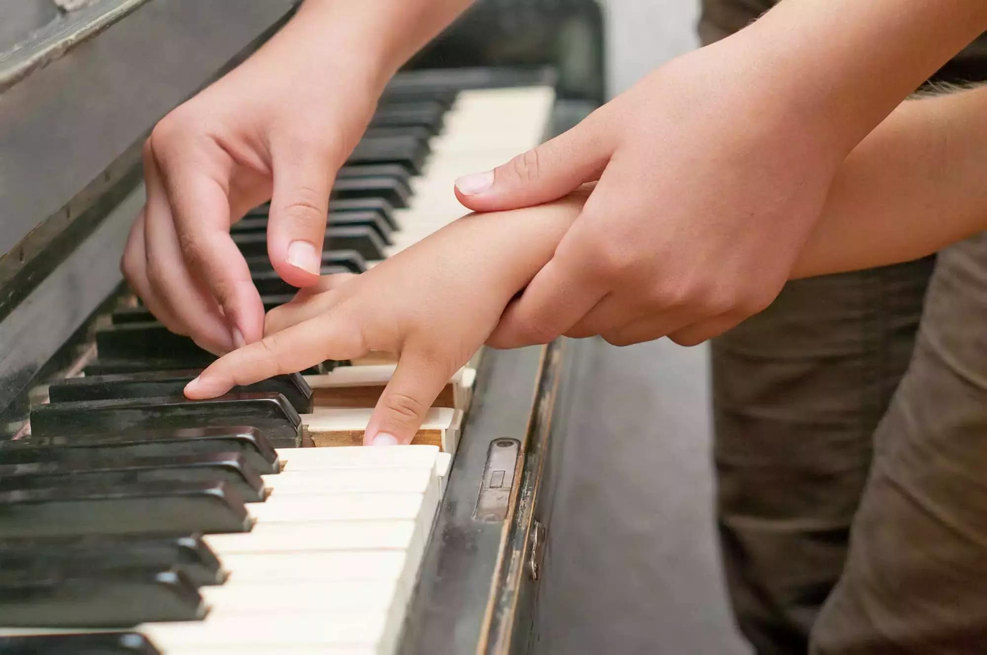 Un insegnante di piano privato ti segue passo dopo passo. 