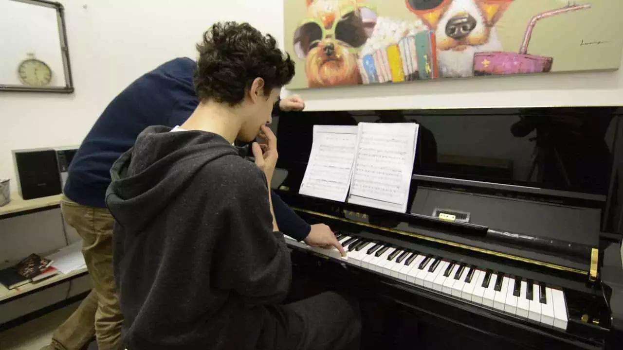 Deve esserci un certo feeling tra te e il tuo professore di piano; dovrete frequentarvi a lungo nei prossimi giorni.