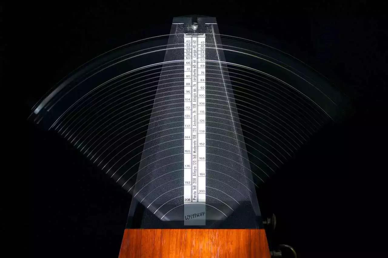 Il metronomo ti darà un aiuto fondamentale, almeno all’inizio, per trovare e rispettare il tempo e il ritmo.