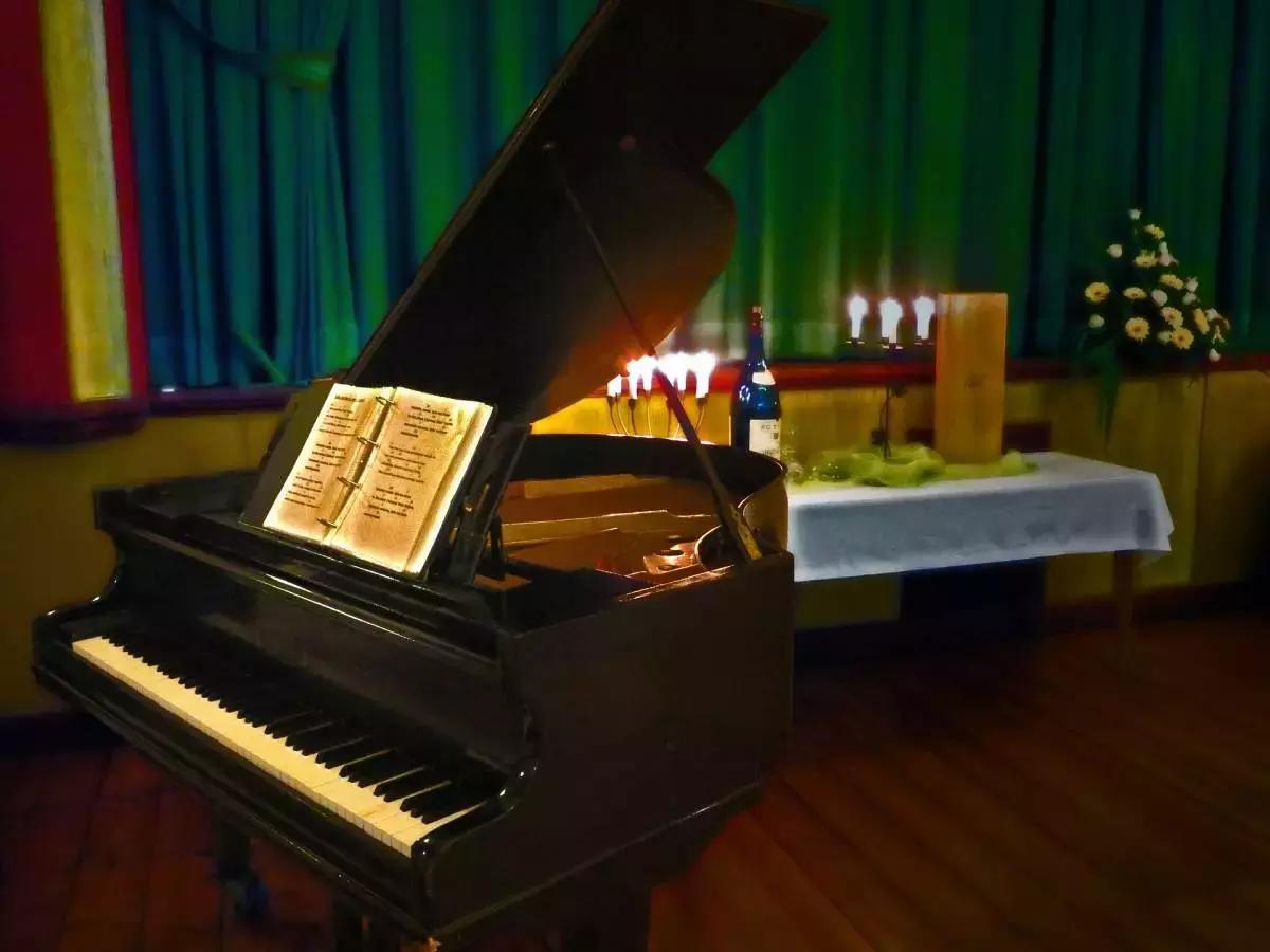 Alcuni si chiederanno se è possibile suonare anche senza avere un background forte sulle nozioni che permettono di leggere la musica. Alcuni metodi di apprendimento lasciano proprio spazio all'ispirazione!