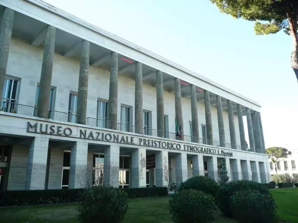 La fibula prenestina, che nel 2011 è stata dichiarata la prima autentica testimonianza di latino scritto, è oggi esposta al museo Pigorini di Roma.